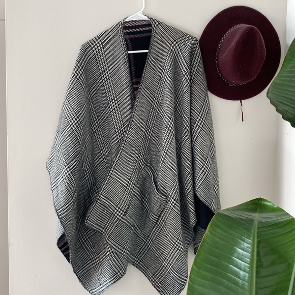 Cejion one size fits all reversible sweater with pockets - Picture 2 of 3